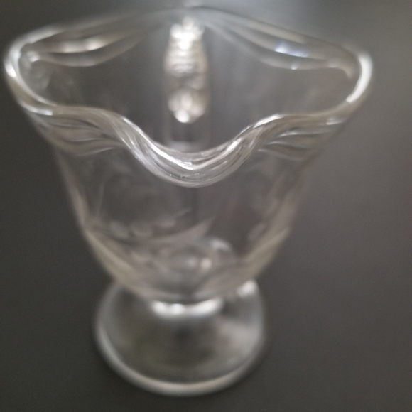Vintage etched glass footed creamer - Picture 4 of 6